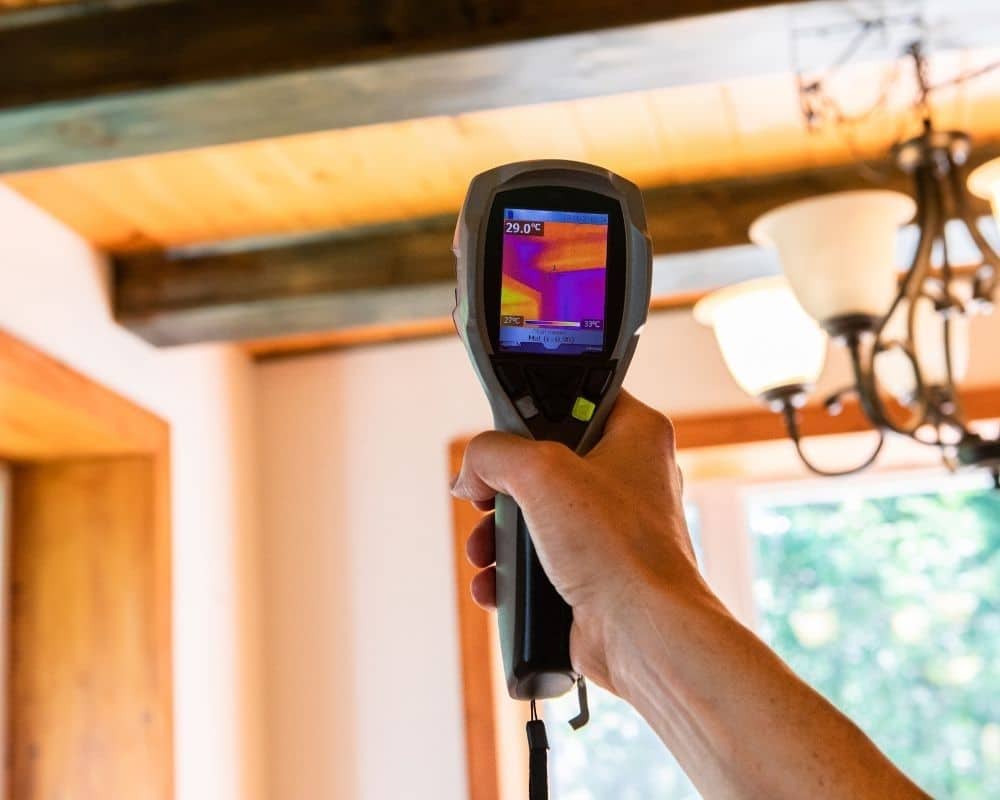 Handheld thermal imaging device in use